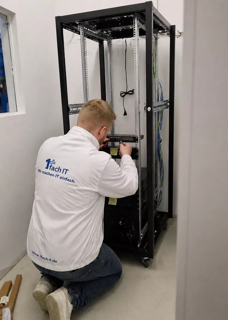 Bau eines Serverracks durch die 1fach IT in Thüringen